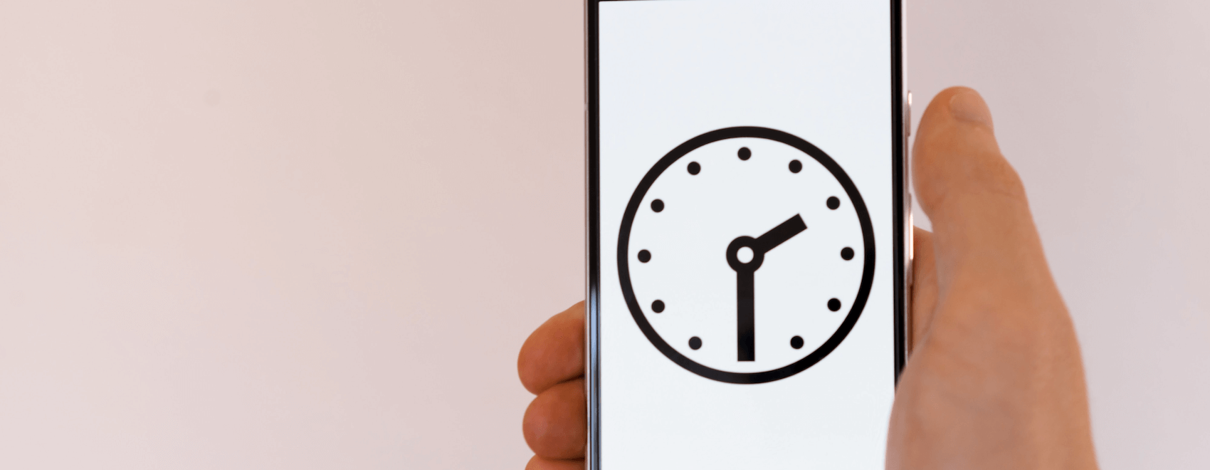 スマホとパソコンの利用時間を合わせると年間で何時間？イメージ写真