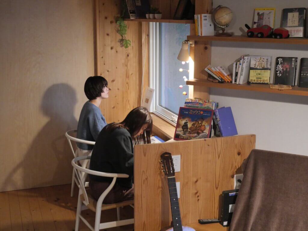 長野県木曽町で、デジタルデトックスを取り入れたモデルハウスでの宿泊体験の様子