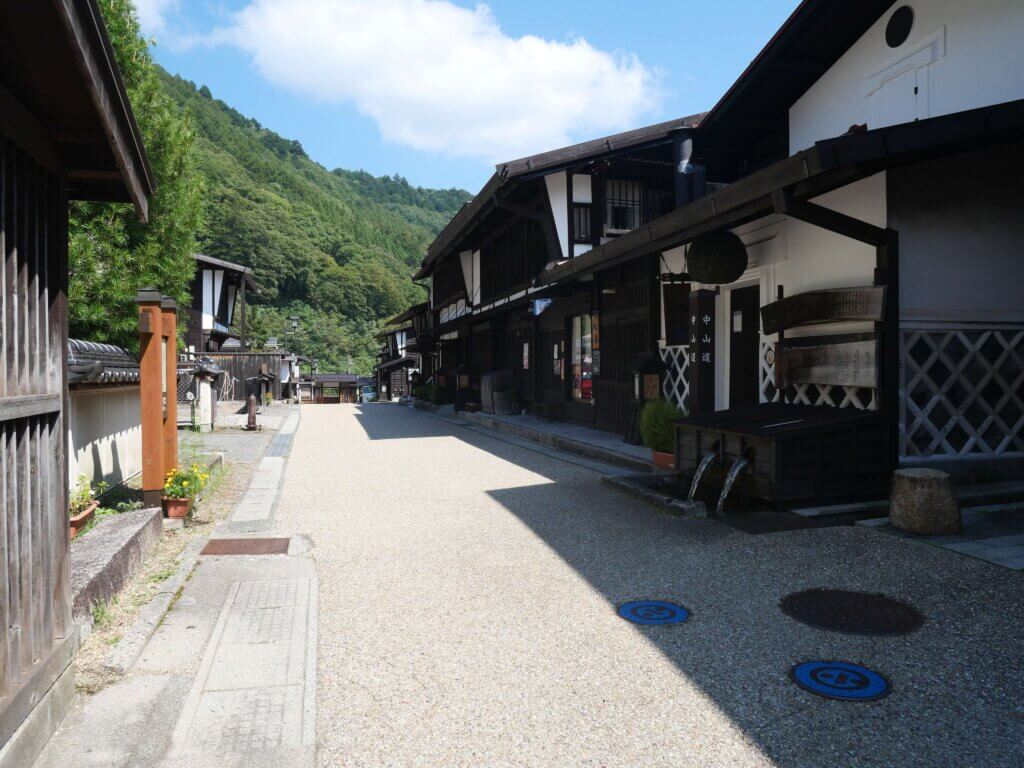 長野県木曽町で、デジタルデトックスを取り入れたモデルハウスでの宿泊体験の様子